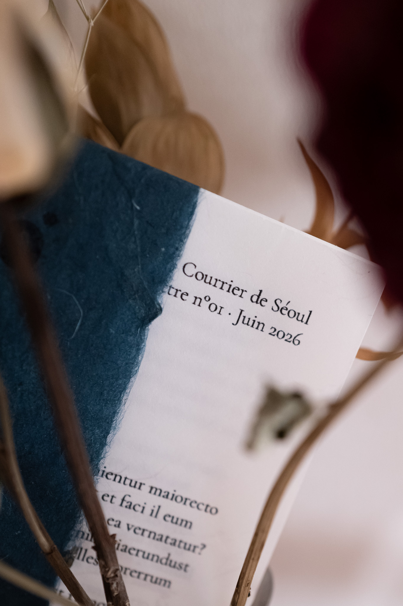 Le courrier mensuel enveloppé dans un papier fleuri bleu, avec la lettre Courrier de Séoul à l'intérieur.